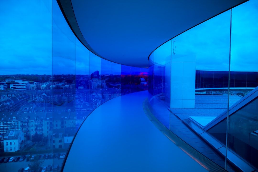 파란 유리 너머로 펼쳐지는 오르후스 시내의 몽환적인 파노라마 뷰