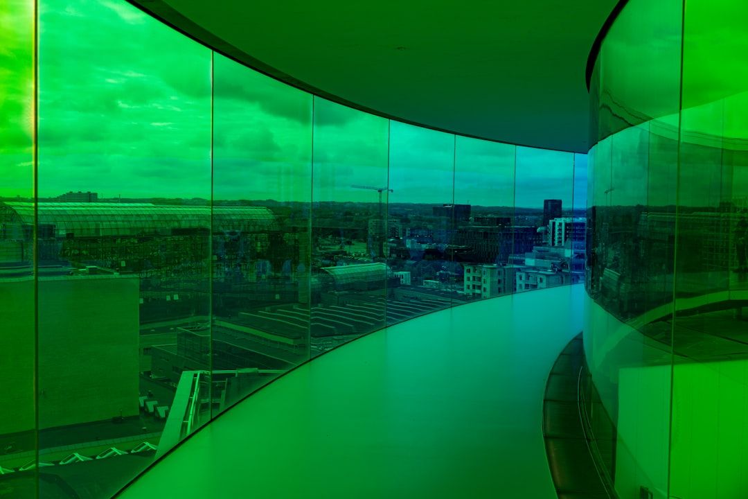 무지개 빛 유리를 통해 바라보는 오르후스의 환상적인 도심 풍경.