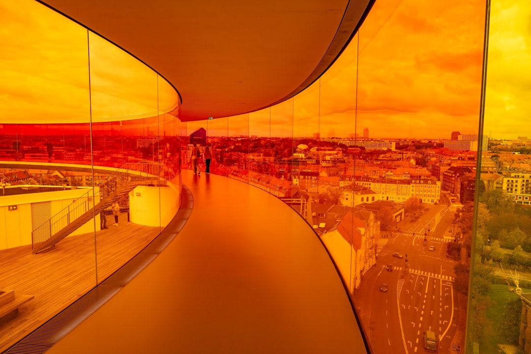 다채로운 빛의 파노라마로 물든 오르후스 도심의 환상적인 전경