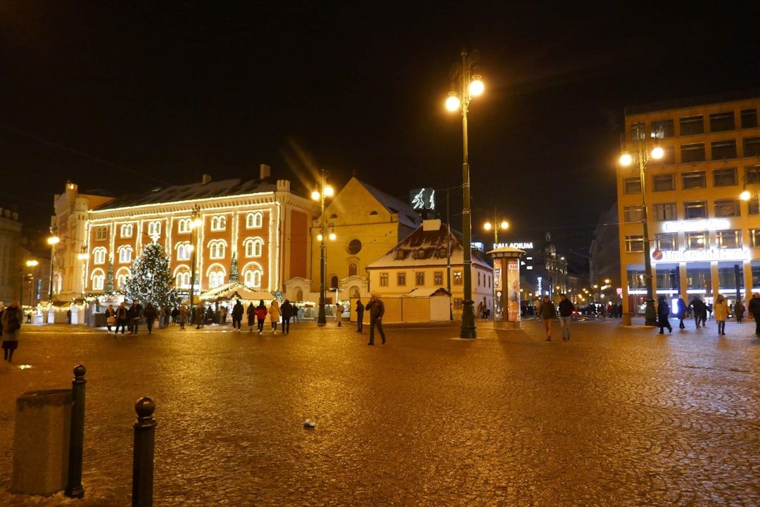 따스한 불빛이 돌담길을 밝히는 프라하의 낭만적인 겨울 야경.