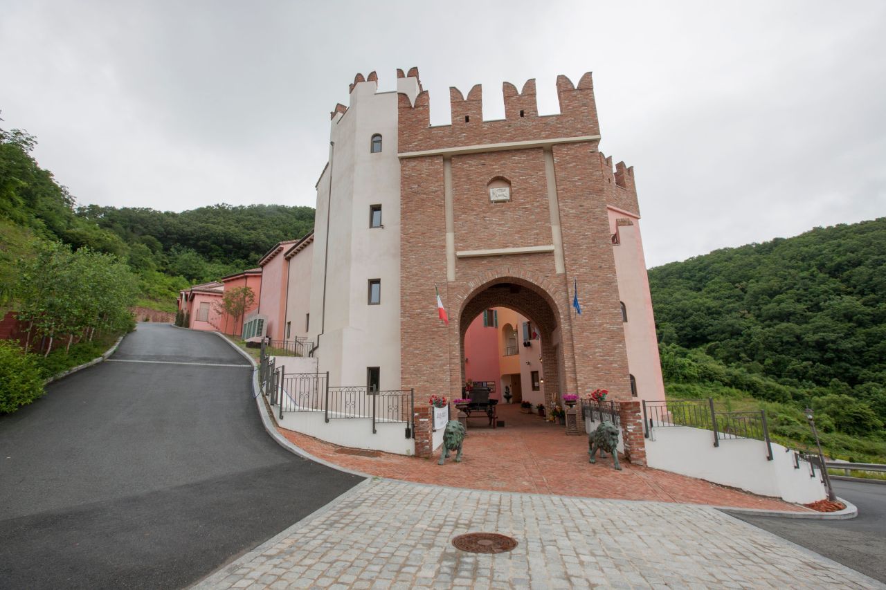 중세의 낭만이 머무는 고풍스러운 성곽과 푸른 구릉의 조화