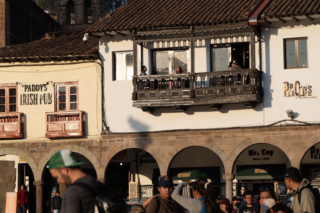 식민지풍 발코니와 유서 깊은 광장의 활기가 느껴지는 쿠스코의 오후입니다.