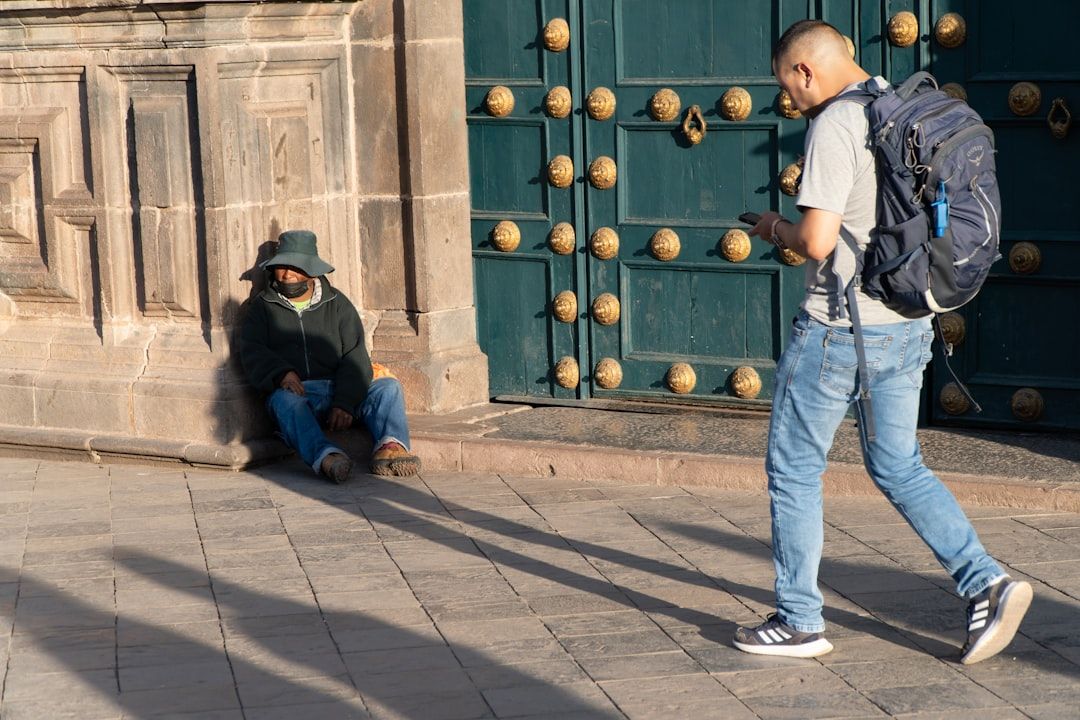 유구한 역사의 대성당 문 앞, 서로 다른 두 삶이 교차하는 순간