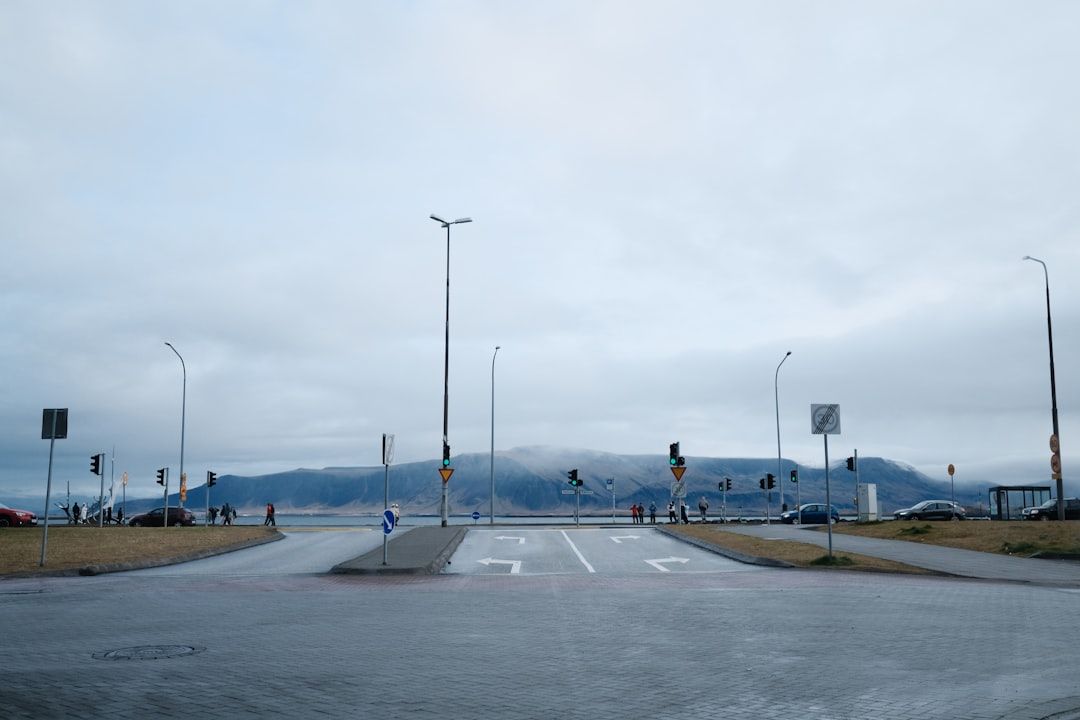 안개 낀 에스야 산을 마주하며 걷는 레이캬비크의 고요한 해안로.