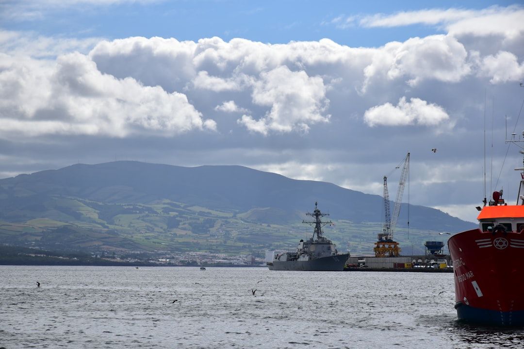대서양의 푸른 바다와 웅장한 산세가 조화를 이루는 평화로운 항구 도시.