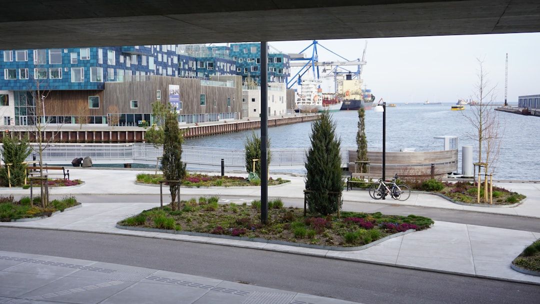 세련된 현대 건축과 푸른 바다가 어우러진 북유럽의 여유로운 일상.