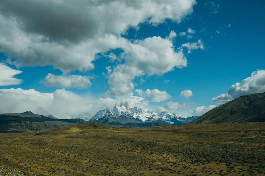 구름 사이로 솟아오른 파타고니아의 영봉, 피츠로이 산의 압도적인 위용.