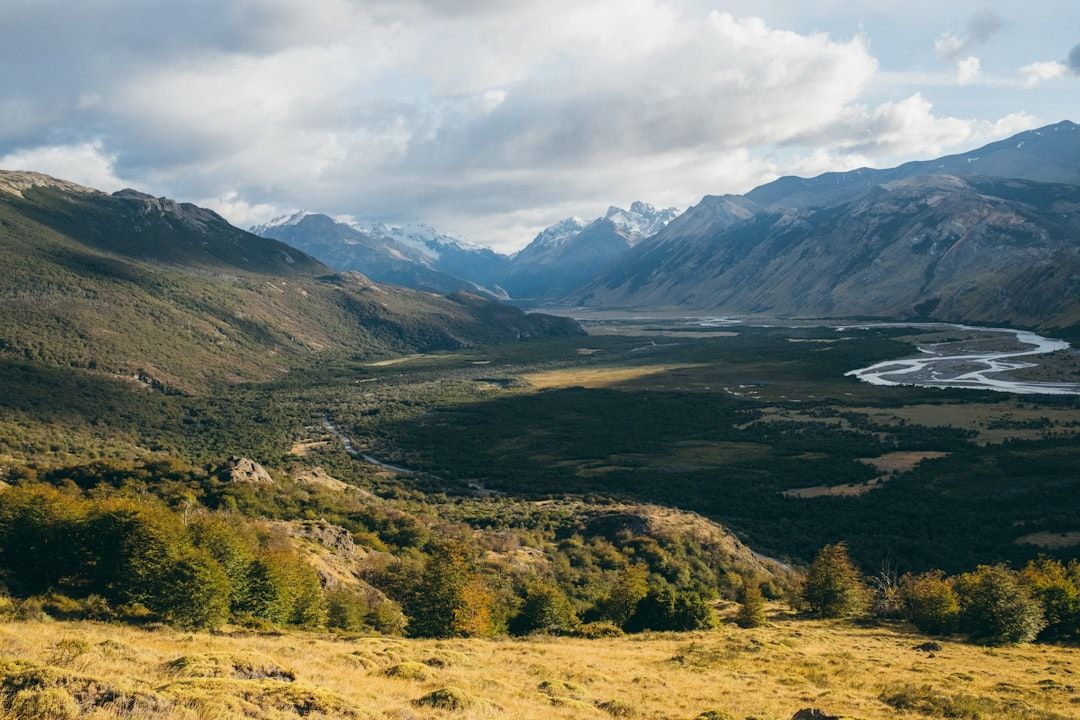 파타고니아의 장엄한 산맥과 굽이치는 강줄기가 빚어낸 경이로운 대자연의 파노라마.