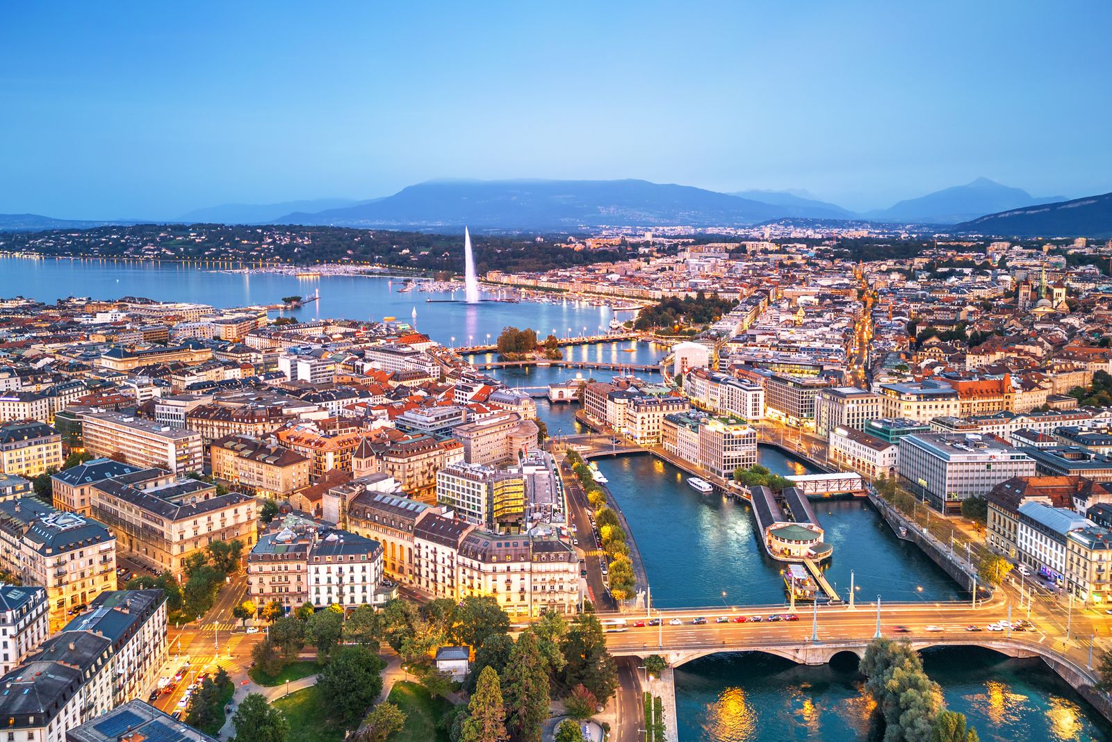 제네바 호숫가를 수놓는 낭만적인 저녁 야경